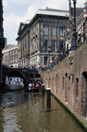 852119 Gezicht op de Oudegracht te Utrecht, met de Stadhuisbrug en het Stadhuis.